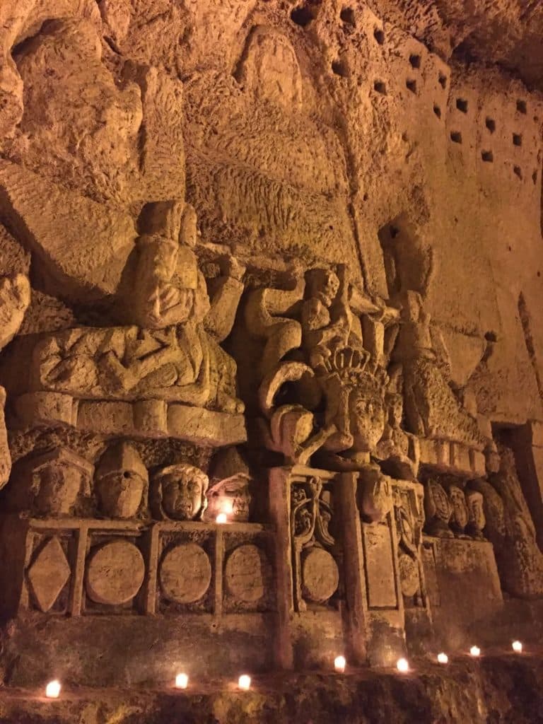 Illuminations et ambiance intimiste pendant la visite nocturne de l'Abbaye de Brantôme